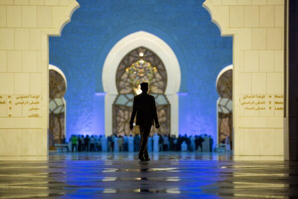 مصلون يؤدون أول صلاة تراويح في شهر رمضان، في جامع الشيخ زايد الكبير في العاصمة أبوظبي، الإمارات العربية المتحدة - سبوتنيك عربي