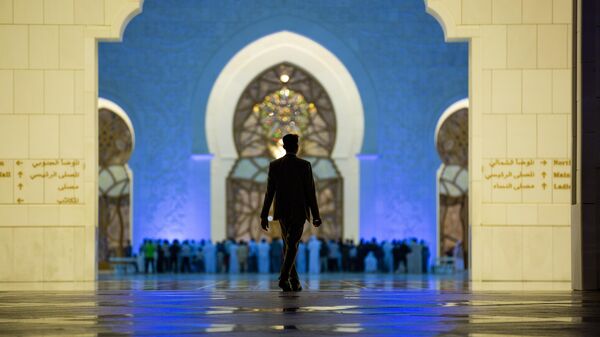 Верующие совершают первую молитву Таравих в Рамадане в Большой мечети шейха Зайда в Абу-Даби, Объединенные Арабские Эмираты - سبوتنيك عربي