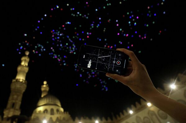 عرض ضوئي بطائرات مسيرة في سماء  مسجد الأزهر، احتفالا بقدوم شهر رمضان  - سبوتنيك عربي