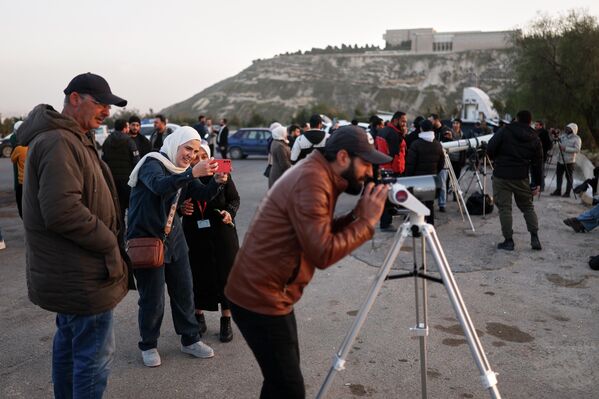 تجمع لهواة الفلك لمشاهدة هلال شهر رمضان عند سفح جبل قاسيون في العاصمة السورية دمشق - سبوتنيك عربي