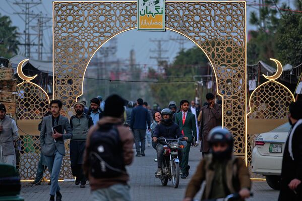 أضواء من الزينة تزين شوارع روالبندي في باكستان، احتفالا بحلول شهر رمضان - سبوتنيك عربي