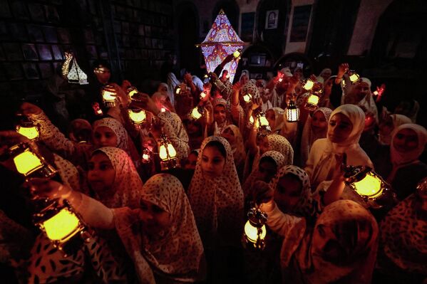 أطفال يحملون الفوانيس المضيئة تعبيرًا عن فرحتهم بحلول شهر رمضان في الموصل، العراق - سبوتنيك عربي