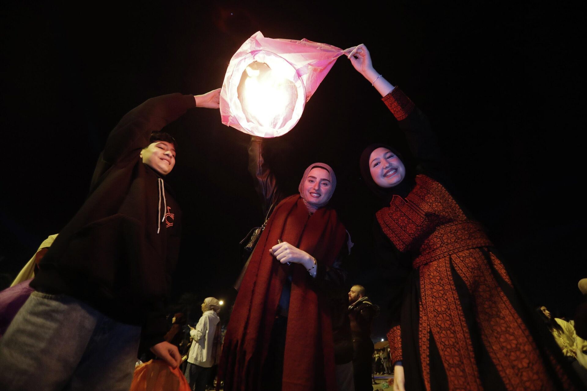 طرابلس اللبنانية تستقبل رمضان بإطلاق أكثر من 1500 منطاد رغم الأزمات.. صور وفيديو طرابلس اللبنانية تستقبل رمضان بإطلاق أكثر من 1500 منطاد رغم الأزمات.. صور وفيديو - سبوتنيك عربي, 1920, 18.02.2026