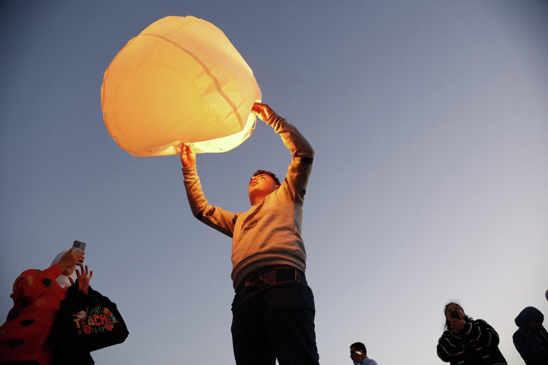 طرابلس اللبنانية تستقبل رمضان بإطلاق أكثر من 1500 منطاد رغم الأزمات.. صور وفيديو طرابلس اللبنانية تستقبل رمضان بإطلاق أكثر من 1500 منطاد رغم الأزمات.. صور وفيديو - سبوتنيك عربي, 1920, 18.02.2026