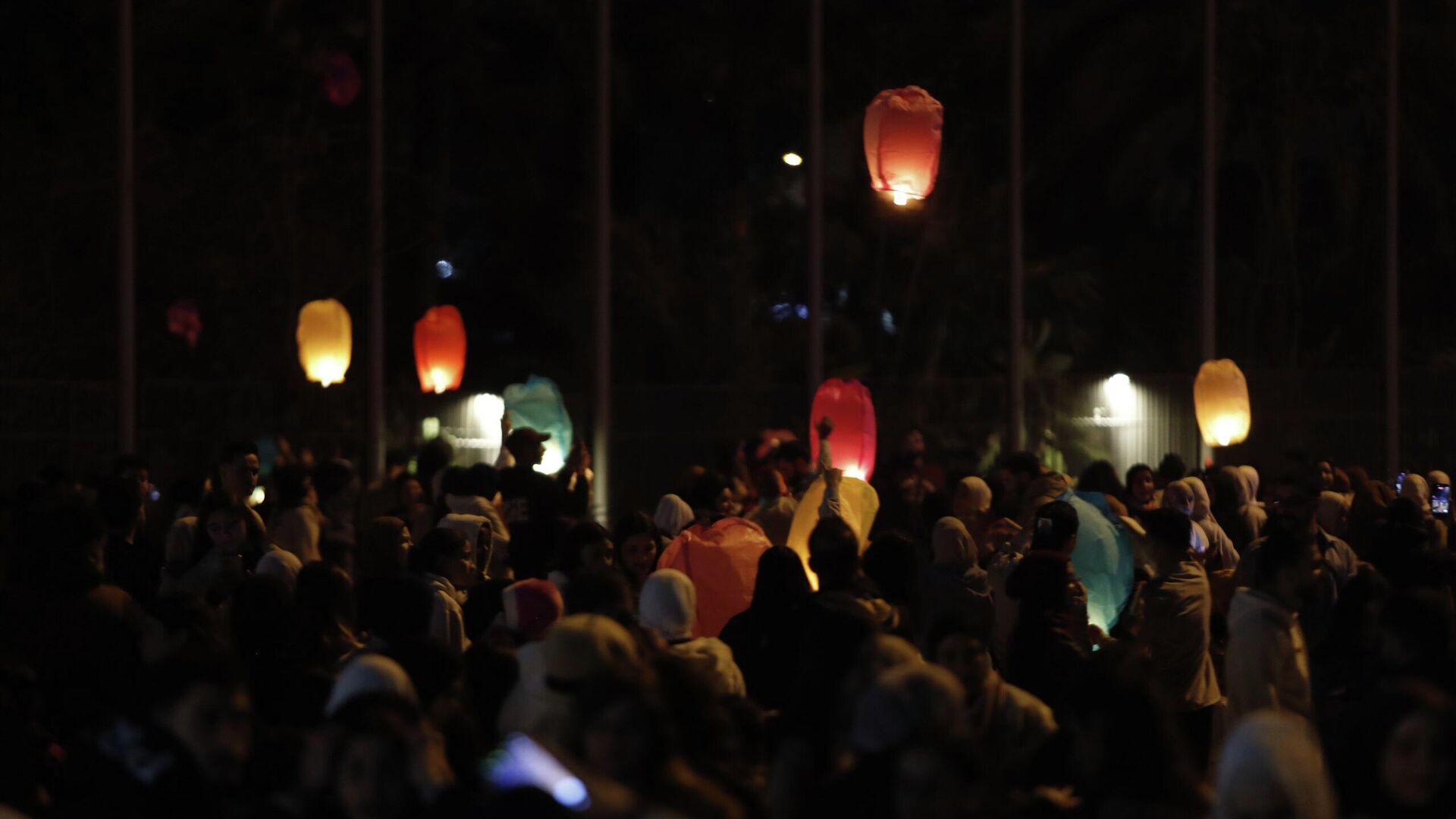 طرابلس اللبنانية تستقبل رمضان بإطلاق أكثر من 1500 منطاد رغم الأزمات.. صور وفيديو طرابلس اللبنانية تستقبل رمضان بإطلاق أكثر من 1500 منطاد رغم الأزمات.. صور وفيديو - سبوتنيك عربي, 1920, 18.02.2026