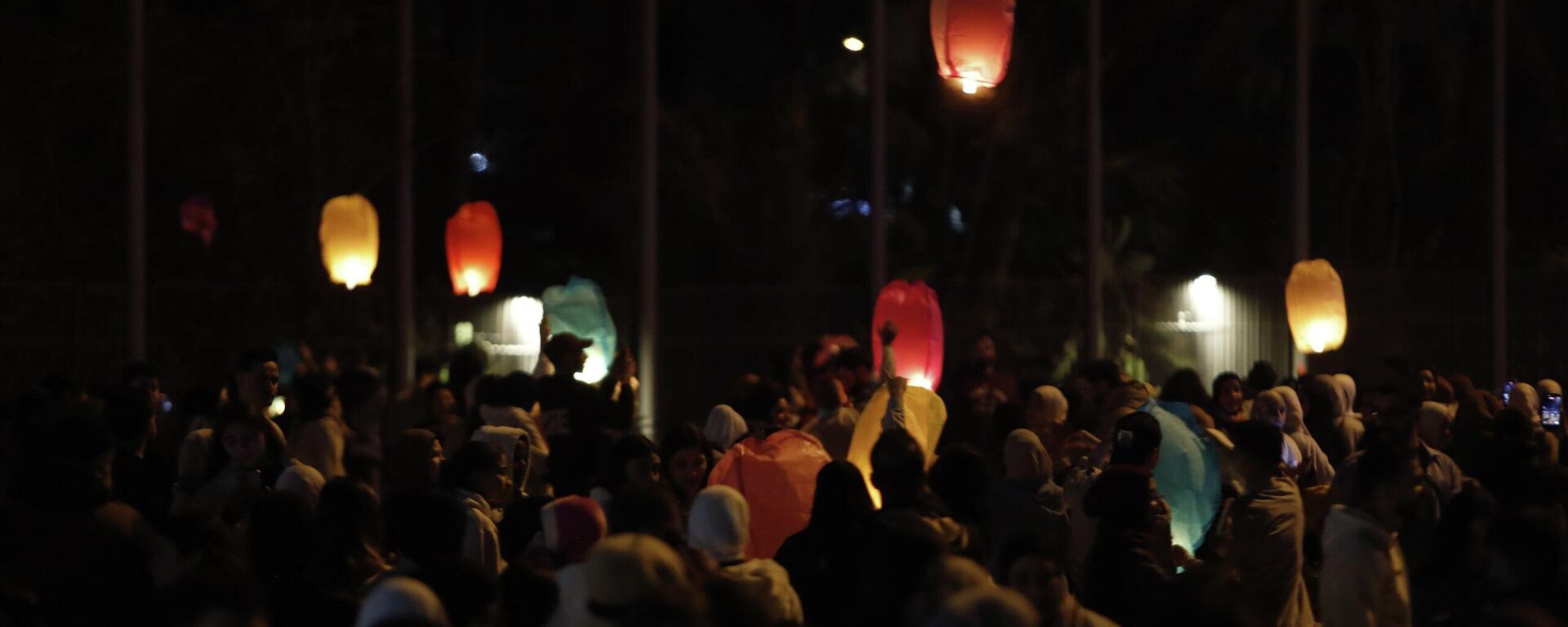 طرابلس اللبنانية تستقبل رمضان بإطلاق أكثر من 1500 منطاد رغم الأزمات.. صور وفيديو  - سبوتنيك عربي, 1920, 18.02.2026