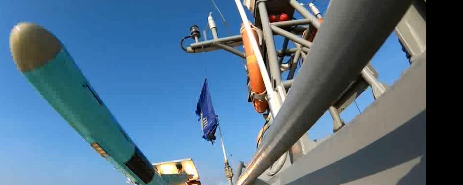 مشهد آخر لصاروخ تم إطلاقه خلال مناورات عسكرية لفيلق الحرس الثوري الإسلامي في مضيق هرمز. - سبوتنيك عربي, 1920, 28.02.2026