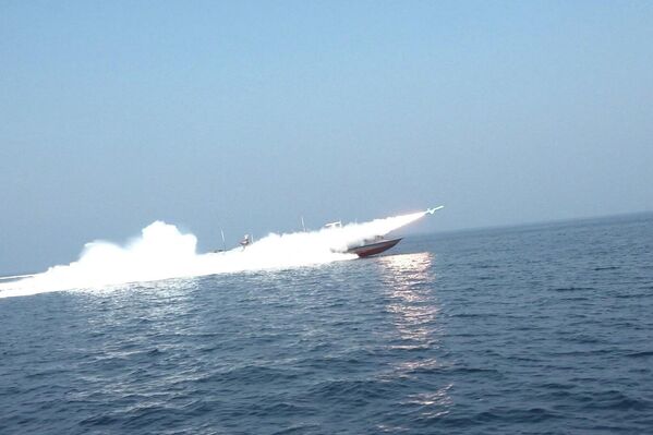 إطلاق صاروخ خلال مناورة عسكرية جنوبي إيران - سبوتنيك عربي