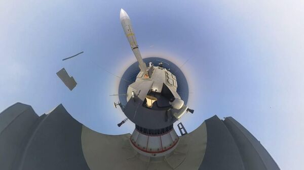 إطلاق صاروخ خلال مناورات عسكرية لفيلق الحرس الثوري الإسلامي في مضيق هرمز. - سبوتنيك عربي