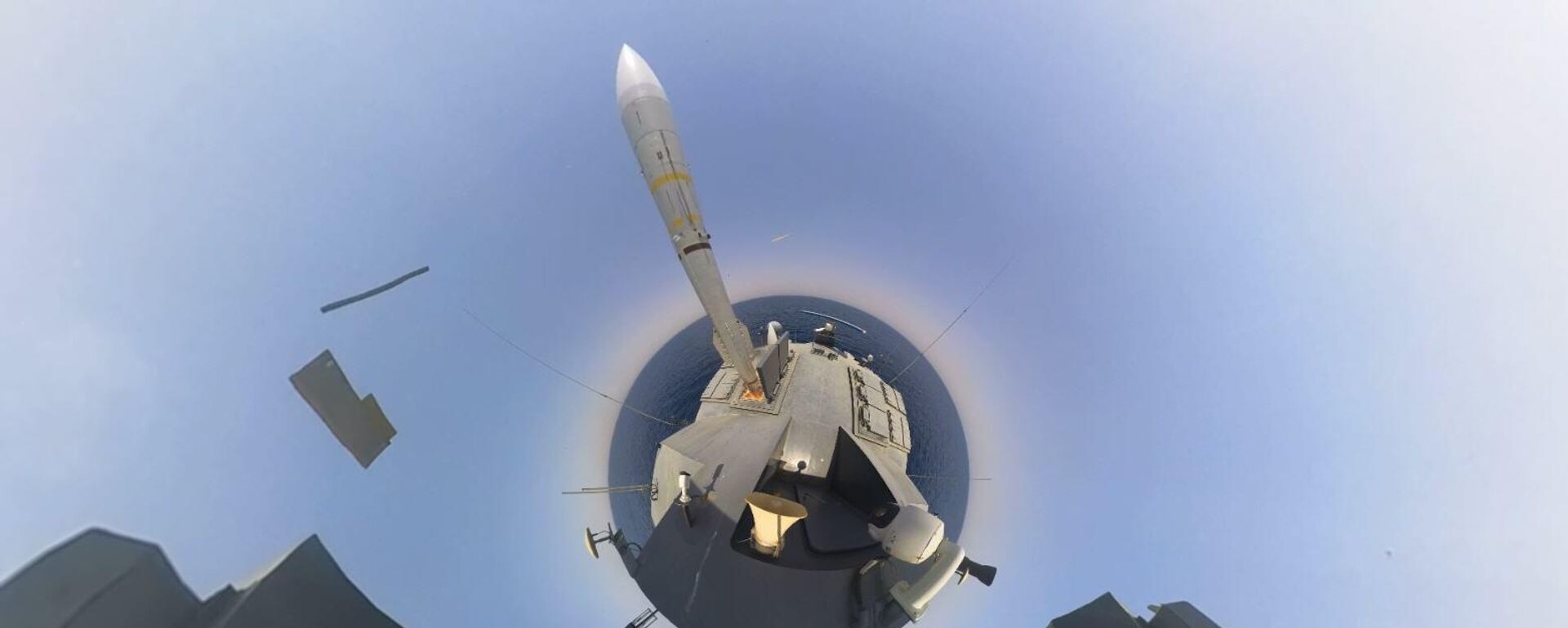 إطلاق صاروخ خلال مناورات عسكرية لفيلق الحرس الثوري الإسلامي في مضيق هرمز. - سبوتنيك عربي, 1920, 06.03.2026