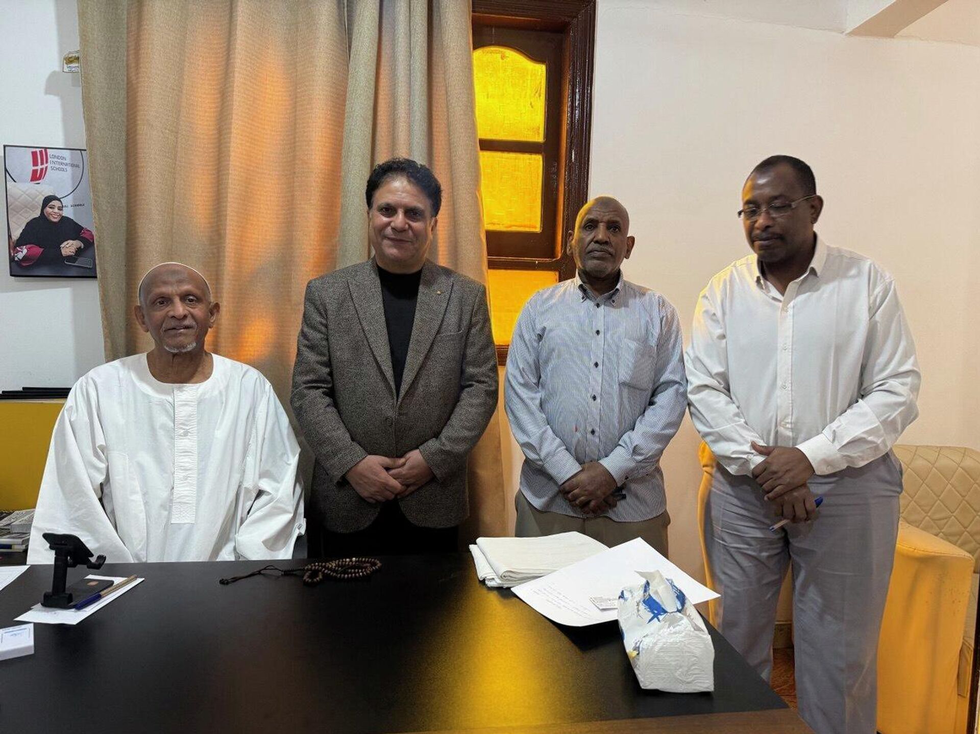 المدارس السودانية.. كيف ساعدت النازحين لإكمال تعليمهم في مصر؟.. مراسل سبوتنيك مع مسؤولي إحدى المدارس - سبوتنيك عربي, 1920, 19.02.2026