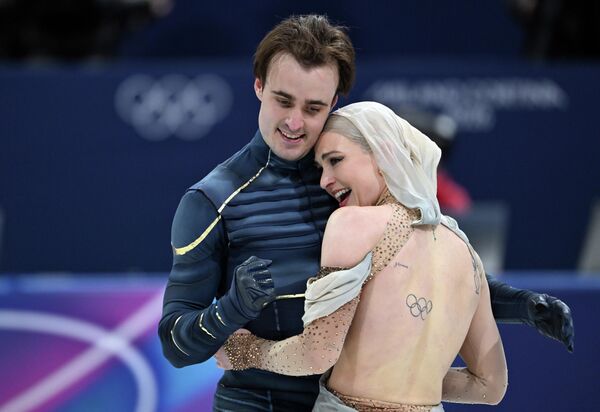 أسبانيان، يؤديان عرضهما الحر في مسابقة الرقص على الجليد، ضمن منافسات الأولمبياد الشتوي في ميلانو، إيطاليا - سبوتنيك عربي