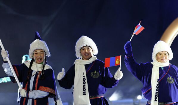 الوفد المنغولي يحمل علم بلاده خلال مرور  الرياضيين ضمن فعاليات حفل افتتاح أولمبياد 2026 - سبوتنيك عربي