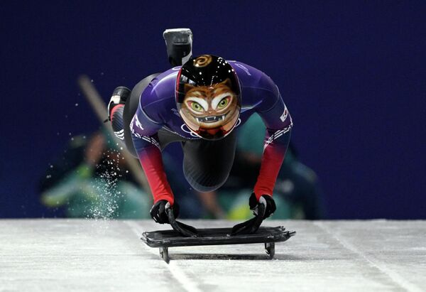 رياضية من كوريا الجنوبية تتزلق على الجليد في مركز "كورتينا" للتزلج، خلال الجولة التدريبية الرسمية الثالثة للسيدات - سبوتنيك عربي