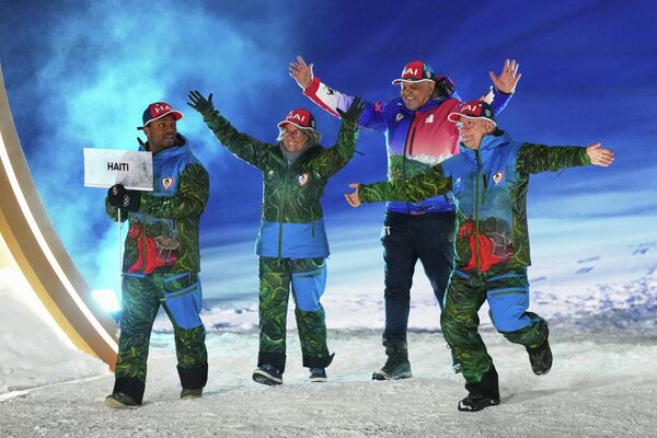 رياضيون من هايتي، يحيّون الحضور  خلال مشاركتهم في حفل افتتاح دورة الأولمبياد الشتوي في ميلانو، إيطاليا - سبوتنيك عربي