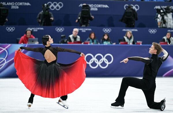 أمريكيان يؤديان عرضهما الحر في مسابقة الرقص على الجليد، ضمن منافسات الأولمبياد الشتوي في ميلانو، إيطاليا - سبوتنيك عربي
