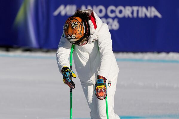 متسابقة من فريق إيطاليا، تتفقد مسار التزلج، خلال منافسات التزلج المنحدر للسيدات، في اليوم الثاني من دورة الألعاب الأولمبية الشتوية في مركز "توفان" للتزلج الألبي - سبوتنيك عربي