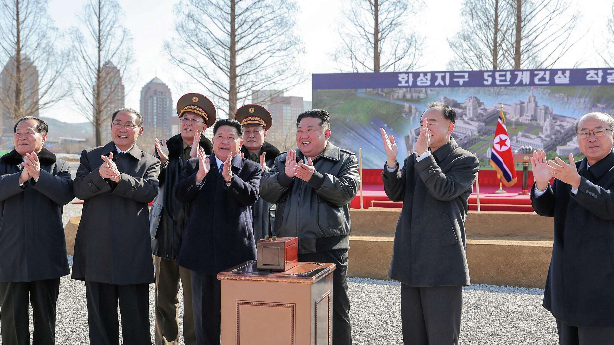 بمناسبة المؤتمر التاسع.. كيم جونغ أون يوزع بنادق قنص للقيادات العسكرية