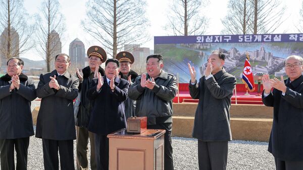 Лидер Северной Кореи Ким Чен Ын присутствует на церемонии передачи реактивных систем залпового огня калибра 600 мм девятому съезду Трудовой партии Кореи работниками оборонной промышленности в Пхеньяне, Северная Корея - سبوتنيك عربي
