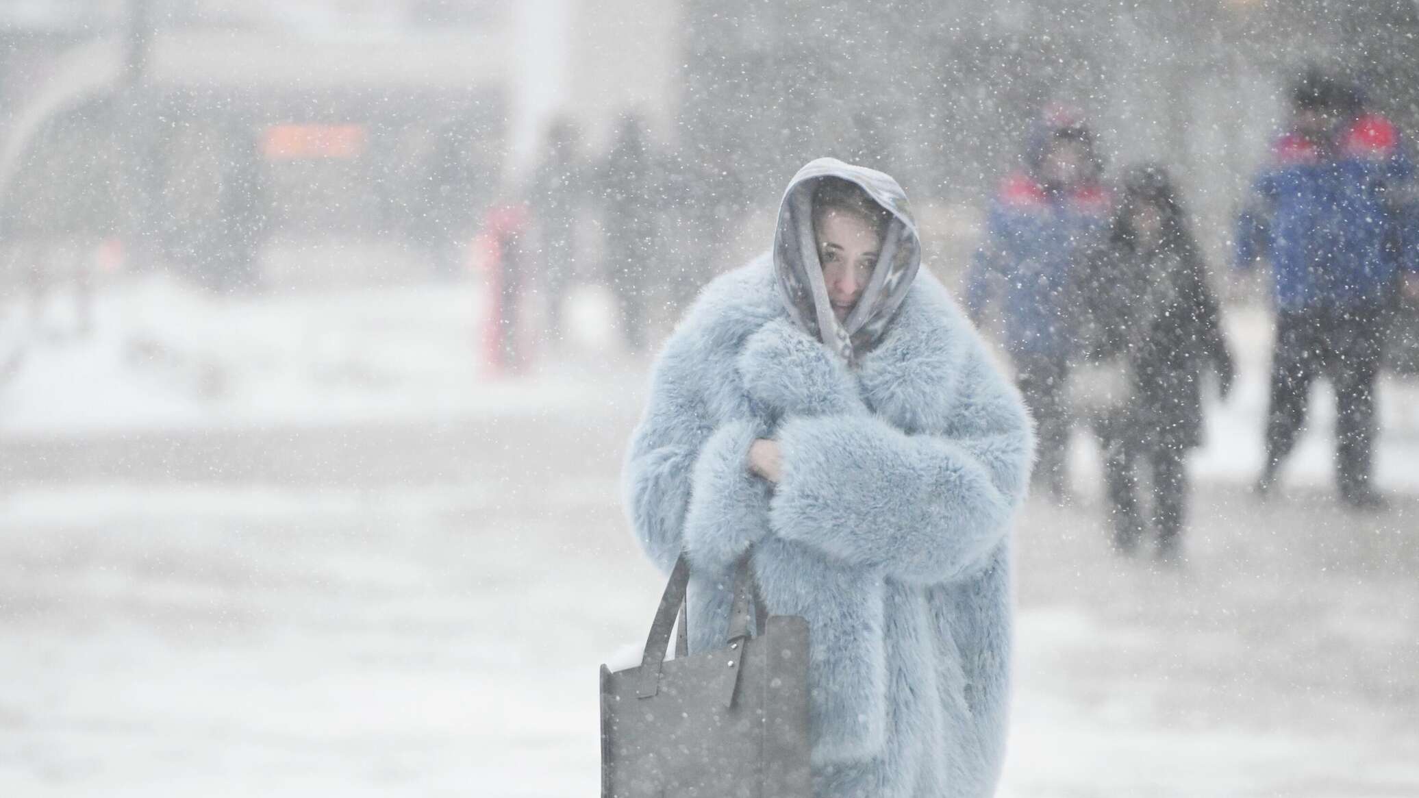 تساقط ثلوج استثنائي يحول موسكو إلى لوحة شتوية... صور