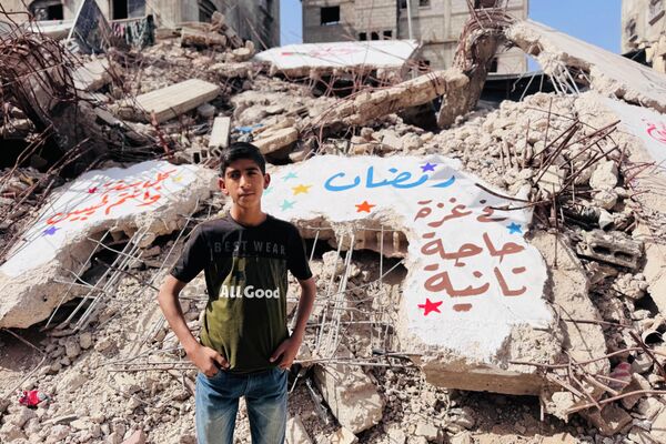 فنان يحول أنقاض المنازل المدمرة في خان يونس إلى لوحات رمضانية احتفالا بالشهر الفضيل - سبوتنيك عربي