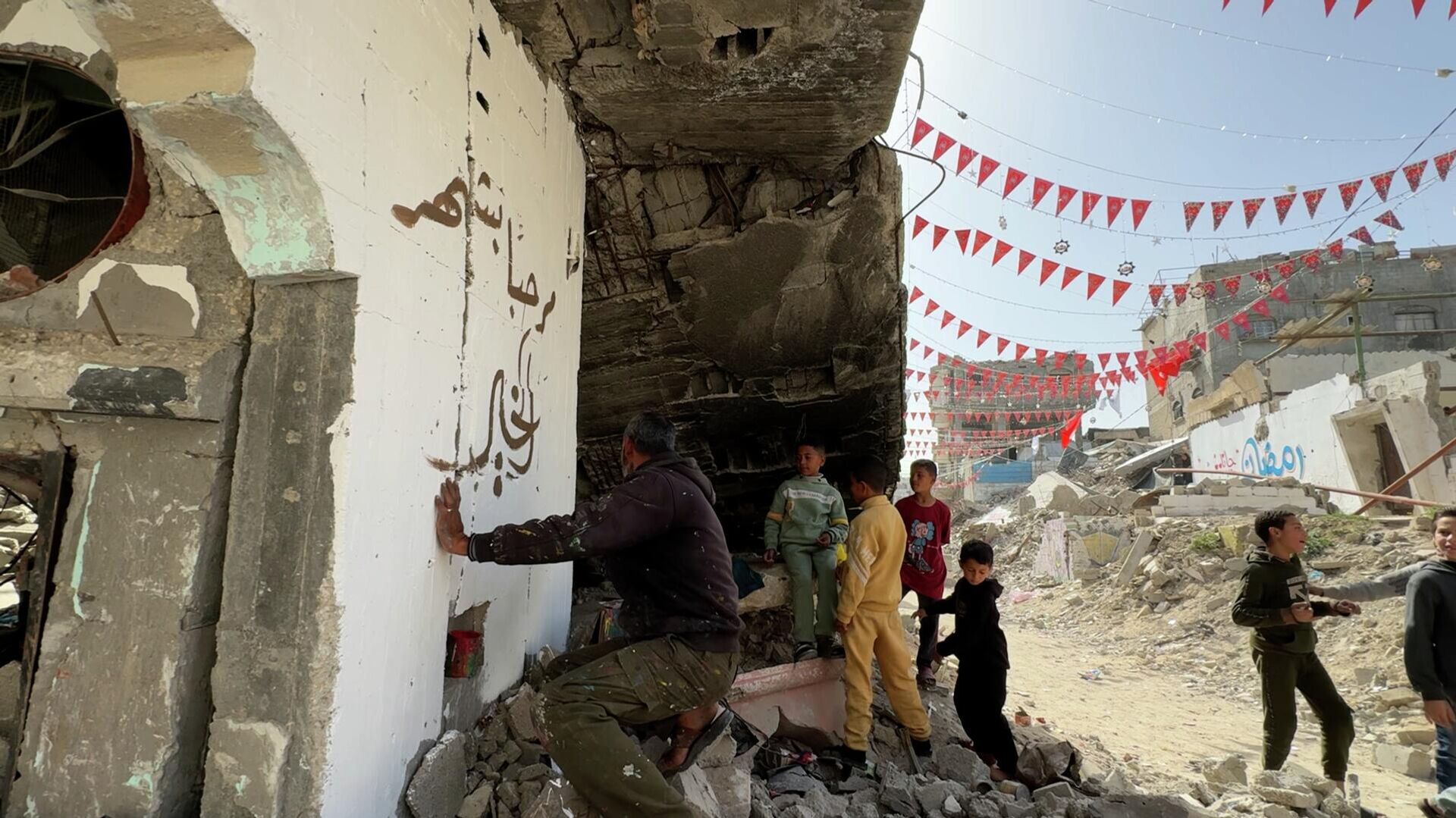 فنان يحول أنقاض المنازل المدمرة في خان يونس إلى لوحات رمضانية احتفالا بالشهر الفضيل - سبوتنيك عربي, 1920, 19.02.2026