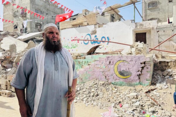 فنان يحول أنقاض المنازل المدمرة في خان يونس إلى لوحات رمضانية احتفالا بالشهر الفضيل - سبوتنيك عربي