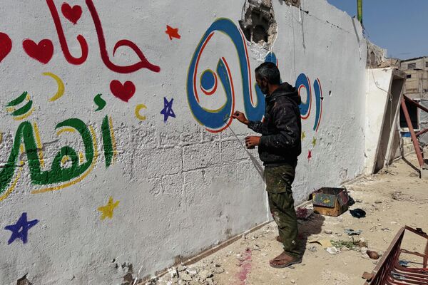 فنان يحول أنقاض المنازل المدمرة في خان يونس إلى لوحات رمضانية احتفالا بالشهر الفضيل - سبوتنيك عربي