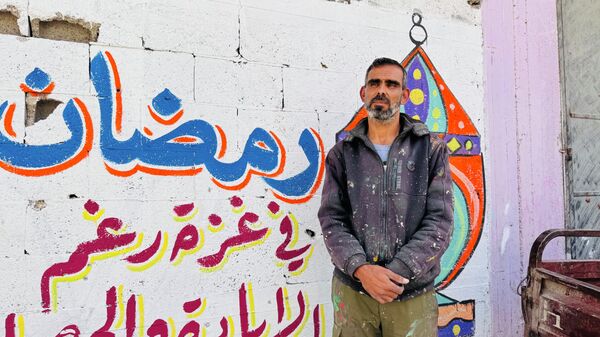 فنان يحول أنقاض المنازل المدمرة في خان يونس إلى لوحات رمضانية احتفالا بالشهر الفضيل - سبوتنيك عربي