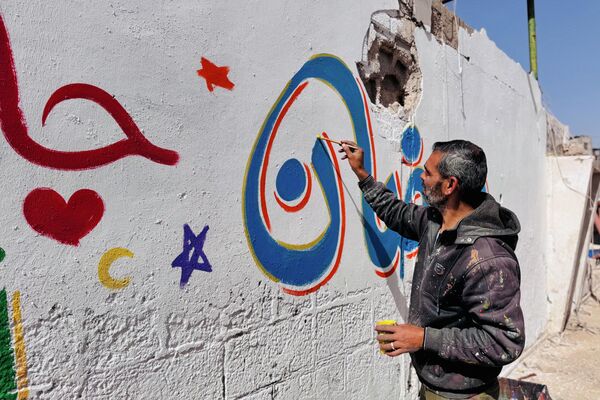 فنان يحول أنقاض المنازل المدمرة في خان يونس إلى لوحات رمضانية احتفالا بالشهر الفضيل - سبوتنيك عربي