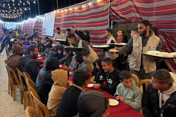 موائد الكرامة تكسر عتمة النزوح.. ملحمة أردنية لإغاثة غزة في رمضان 2026 - سبوتنيك عربي