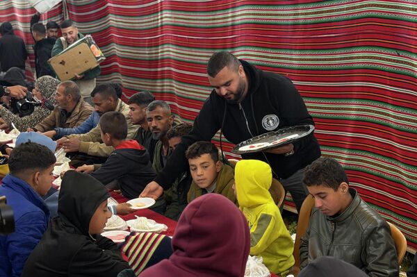 موائد الكرامة تكسر عتمة النزوح.. ملحمة أردنية لإغاثة غزة في رمضان 2026 - سبوتنيك عربي