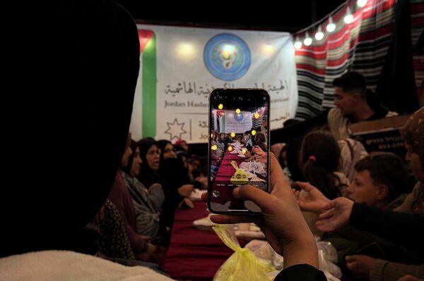 موائد الكرامة تكسر عتمة النزوح.. ملحمة أردنية لإغاثة غزة في رمضان 2026 - سبوتنيك عربي