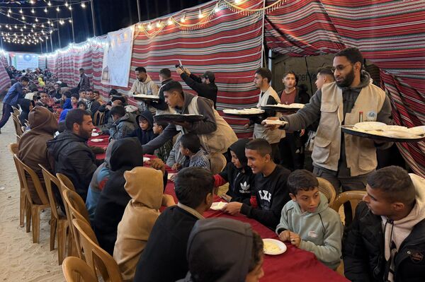 موائد الكرامة تكسر عتمة النزوح.. ملحمة أردنية لإغاثة غزة في رمضان 2026 - سبوتنيك عربي