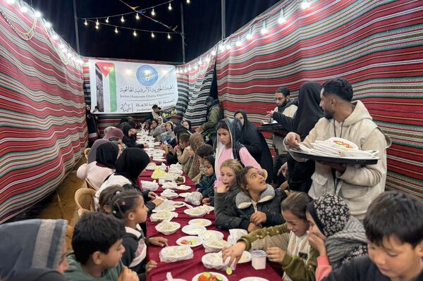 موائد الكرامة تكسر عتمة النزوح.. ملحمة أردنية لإغاثة غزة في رمضان 2026 - سبوتنيك عربي
