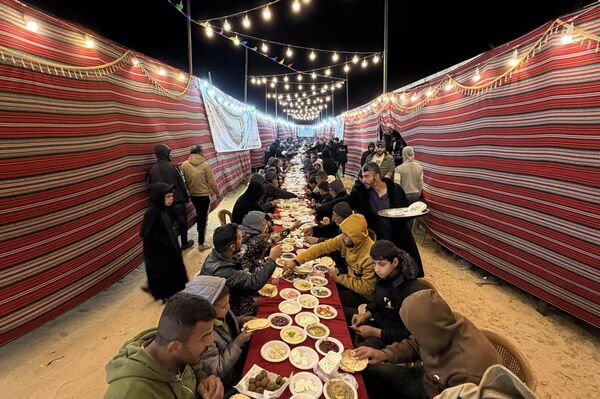 موائد الكرامة تكسر عتمة النزوح.. ملحمة أردنية لإغاثة غزة في رمضان 2026 - سبوتنيك عربي