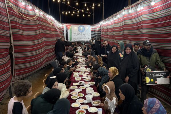 موائد الكرامة تكسر عتمة النزوح.. ملحمة أردنية لإغاثة غزة في رمضان 2026 - سبوتنيك عربي