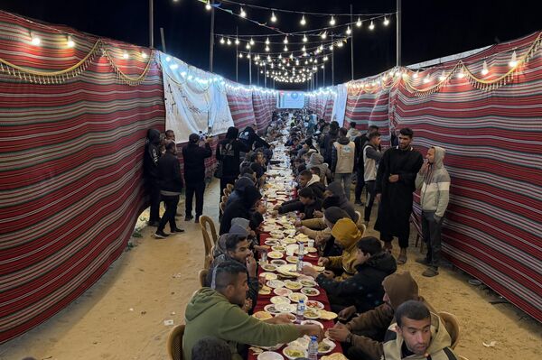 موائد الكرامة تكسر عتمة النزوح.. ملحمة أردنية لإغاثة غزة في رمضان 2026 - سبوتنيك عربي