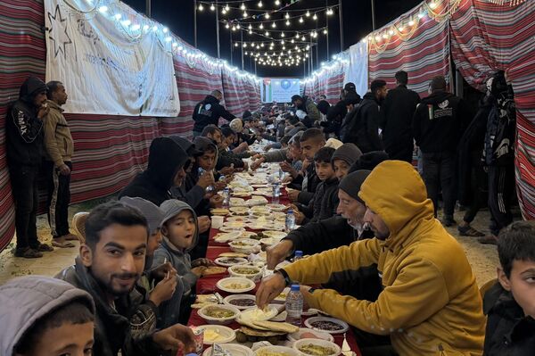موائد الكرامة تكسر عتمة النزوح.. ملحمة أردنية لإغاثة غزة في رمضان 2026 - سبوتنيك عربي