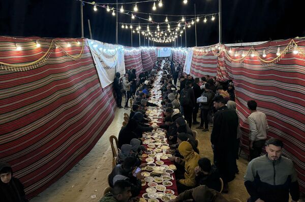 موائد الكرامة تكسر عتمة النزوح.. ملحمة أردنية لإغاثة غزة في رمضان 2026 - سبوتنيك عربي