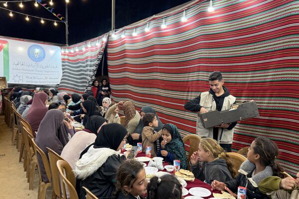 موائد الكرامة تكسر عتمة النزوح.. ملحمة أردنية لإغاثة غزة في رمضان 2026 - سبوتنيك عربي