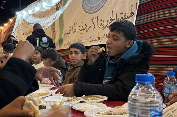 موائد الكرامة تكسر عتمة النزوح.. ملحمة أردنية لإغاثة غزة في رمضان 2026 - سبوتنيك عربي