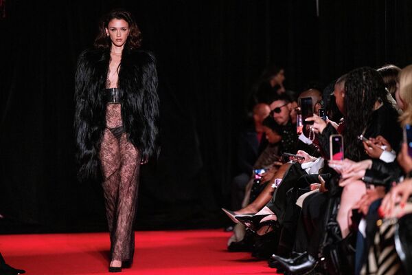عارضة أزياء تستعرض تصميمًا لفستان أسود شفاف وسترة من الفرو، في عرض أزياء "لاكوان سميث" لخريف وشتاء 2026، خلال أسبوع الموضة في نيويورك  - سبوتنيك عربي