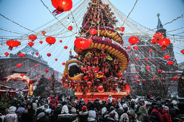 أجواء الزينة والاحتفالات في افتتاح مهرجان "رأس السنة الصينية بموسكو" في ساحة "مانيجنايا" - سبوتنيك عربي