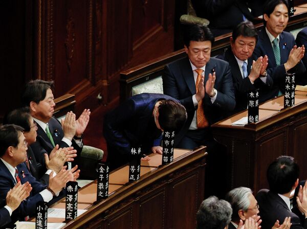 رئيسة الوزراء اليابانية ساناي تاكايتشي،  تنحني وسط تصفيق الحضور في مجلس النواب، بعد إعادة انتخابها رئيسة للوزراء - سبوتنيك عربي