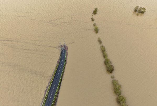 لقطة جوية التقطتها طائرة مسيرة تظهر طريقًا مغمورًا بالمياه في منطقة غمرتها الفيضانات، في مقاطعة ماين ولوار الفرنسية - سبوتنيك عربي