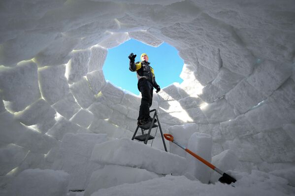 مشارك في مهرجان "مدينة الإسكيمو" لبناء أكواخ الثلج، نوفوسيبيرسك، روسيا الاتحادية - سبوتنيك عربي