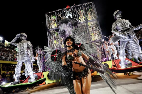 محتفلون من مدرسة Mocidade Independente de Padre Miguel Samba يؤدون عرضًا خلال فعاليات الكرنفال في ريو دي جانيرو، البرازيل، في 16 فبراير 2026 - سبوتنيك عربي