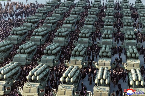 عمال قطاع صناعة الذخائر في بيونغ يانغ عاصمة كوريا الديمقراطية الشعبية، يشاهدون منصات إطلاق الصواريخ المتعددة عيار 600 ملم، خلال حفل تقديمها للمؤتمر التاسع لحزب العمال الكوري - سبوتنيك عربي