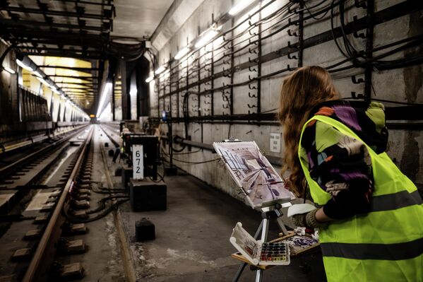 جلسة رسم لفنانين من مشروع "الفن في المترو" في محطة مترو شيليبيخا، العاصمة الروسية موسكو - سبوتنيك عربي